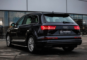 Подержанный автомобиль Audi Q7 2016 года (10 фото)