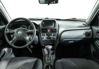 Подержанный автомобиль Nissan Almera Sedan 2004 года (13 фото)