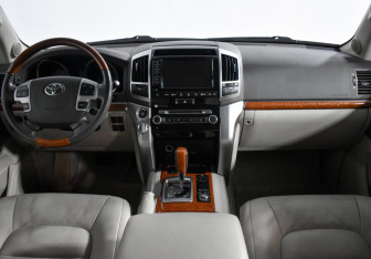 Подержанный автомобиль Toyota Land Cruiser Suv 2012 года (17 фото)