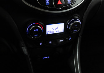 Подержанный автомобиль Hyundai Solaris Hatchback 2011 года (15 фото)