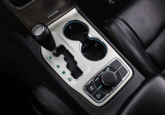 Подержанный автомобиль Jeep Grand Cherokee 2012 года (18 фото)