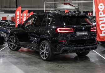 Подержанный автомобиль BMW X5 2022 года (11 фото)