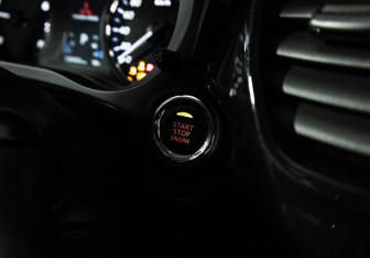 Подержанный автомобиль Mitsubishi Outlander 2014 года (17 фото)