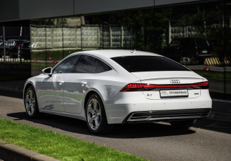 Подержанный автомобиль Audi A7 2021 года (8 фото)