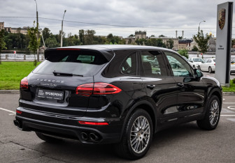 Подержанный автомобиль Porsche Cayenne 2014 года (7 фото)