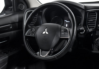 Подержанный автомобиль Mitsubishi Outlander 2017 года (15 фото)