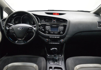 Подержанный автомобиль Kia Ceed Hatchback 2013 года (13 фото)