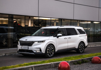 Подержанный автомобиль Kia Carnival 2021 года (3 фото)