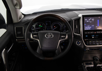 Подержанный автомобиль Toyota Land Cruiser Suv 2016 года (10 фото)
