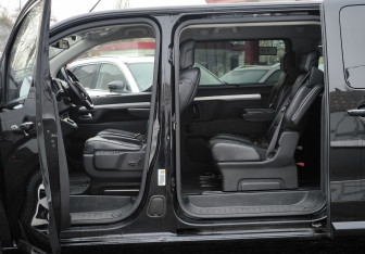 Подержанный автомобиль Peugeot Traveller 2018 года (12 фото)