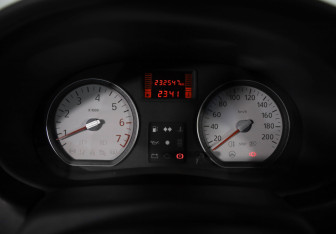 Подержанный автомобиль Renault Logan Sedan 2012 года (10 фото)