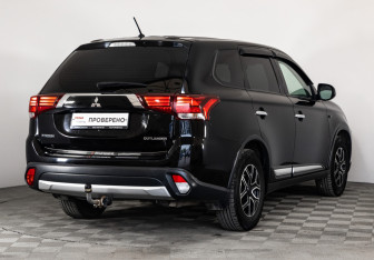Подержанный автомобиль Mitsubishi Outlander 2015 года (5 фото)