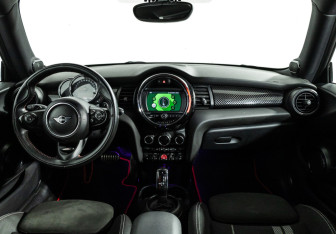 Подержанный автомобиль MINI Hatch 2020 года (13 фото)