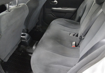 Подержанный автомобиль Nissan Tiida Hatchback 2010 года (11 фото)