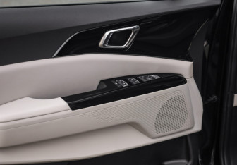 Подержанный автомобиль Kia Carnival 2021 года (21 фото)