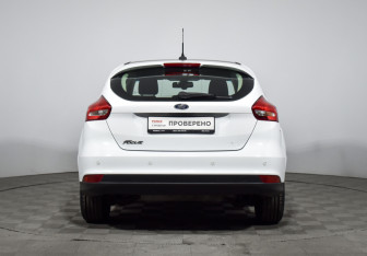 Подержанный автомобиль Ford Focus Hatchback 2017 года (6 фото)