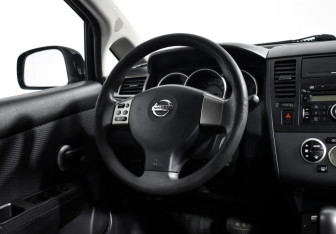 Подержанный автомобиль Nissan Tiida Hatchback 2010 года (15 фото)