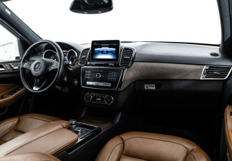 Подержанный автомобиль Mercedes-Benz GLE 2015 года (11 фото)