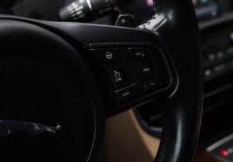 Подержанный автомобиль Jaguar XE 2015 года (20 фото)