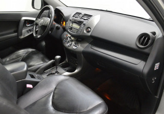 Подержанный автомобиль Toyota RAV4 2009 года (12 фото)