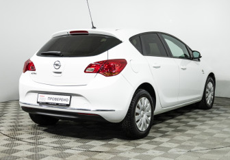 Подержанный автомобиль Opel Astra Hatchback 2014 года (5 фото)