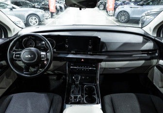 Подержанный автомобиль Kia Carnival 2021 года (13 фото)
