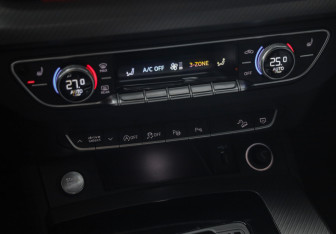 Подержанный автомобиль Audi Q5 2021 года (18 фото)