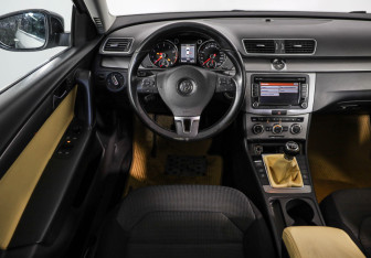 Подержанный автомобиль Volkswagen Passat Sedan 2012 года (11 фото)