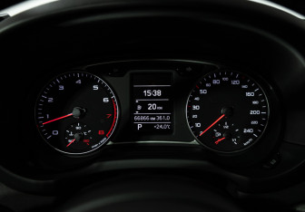 Подержанный автомобиль Audi A1 2012 года (12 фото)