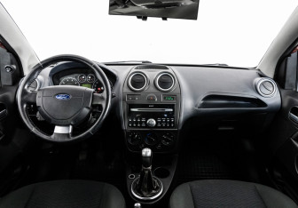 Подержанный автомобиль Ford Fiesta Hatchback 2007 года (10 фото)