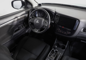 Подержанный автомобиль Mitsubishi Outlander 2016 года (9 фото)