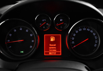 Подержанный автомобиль Opel Astra Hatchback 2011 года (14 фото)