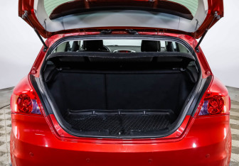 Подержанный автомобиль Kia Ceed Hatchback 2010 года (18 фото)