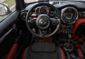 Подержанный автомобиль MINI Hatch 2016 года (12 фото)