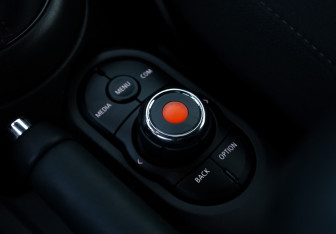 Подержанный автомобиль MINI Hatch 2020 года (24 фото)