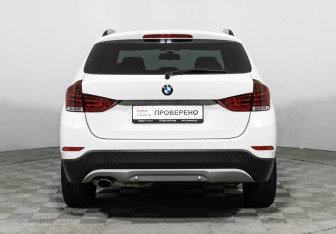 Подержанный автомобиль BMW X1 2013 года (6 фото)