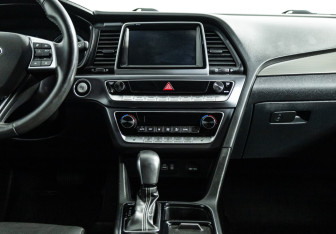 Подержанный автомобиль Hyundai Sonata 2018 года (14 фото)