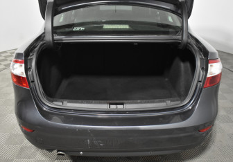 Подержанный автомобиль Renault Fluence 2010 года (19 фото)