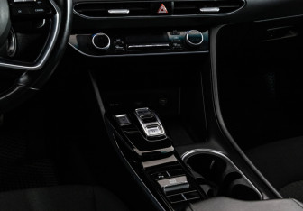 Подержанный автомобиль Hyundai Sonata 2020 года (15 фото)
