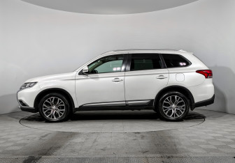 Подержанный автомобиль Mitsubishi Outlander 2017 года (8 фото)