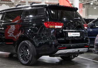 Подержанный автомобиль Kia Carnival 2017 года (11 фото)