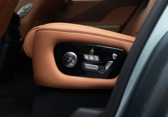 Подержанный автомобиль BYD Yangwang U8 2023 года (17 фото)