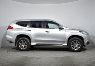 Подержанный автомобиль Mitsubishi Pajero Sport 2019 года (4 фото)