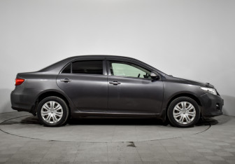 Подержанный автомобиль Toyota Corolla Sedan 2011 года (4 фото)