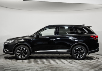 Подержанный автомобиль Mitsubishi Outlander 2021 года (8 фото)