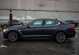 Подержанный автомобиль Genesis G70 2019 года (9 фото)