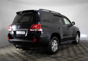 Подержанный автомобиль Toyota Land Cruiser Suv 2008 года (5 фото)