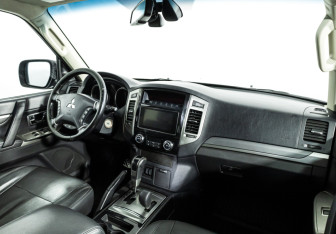 Подержанный автомобиль Mitsubishi Pajero 2017 года (9 фото)