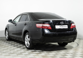 Подержанный автомобиль Toyota Camry Sedan 2010 года (7 фото)