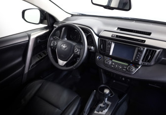 Подержанный автомобиль Toyota RAV4 2017 года (9 фото)